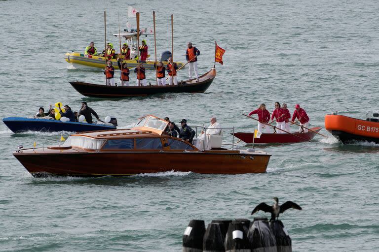 El Papa es saludado por gondoleros en Venecia