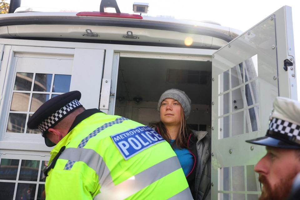 Arrestan y trasladan a la activista sueca Greta Thunberg a la parte trasera de una camioneta de la policía, durante una protesta contra el dinero petrolero en Londres. (REUTERS)