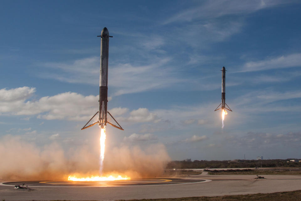 Los cohetes laterales del Falcon Heavy de SpaceX (en realidad impulsores Falcon 9) aterrizan de modo controlado en Florida tras su lanzamiento el pasado 6 de febrero. (Space.com)