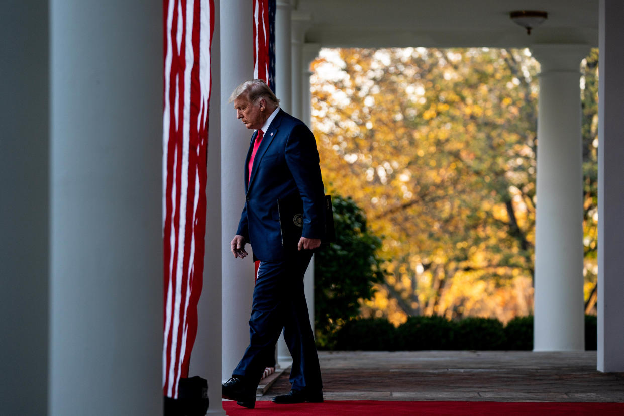 El presidente Donald Trump llega al Jardín de las Rosas para hablar de los avances de la vacuna contra la COVID-19, en la Casa Blanca, Washington, el 13 de noviembre de 2020. (Anna Moneymaker/The New York Times).