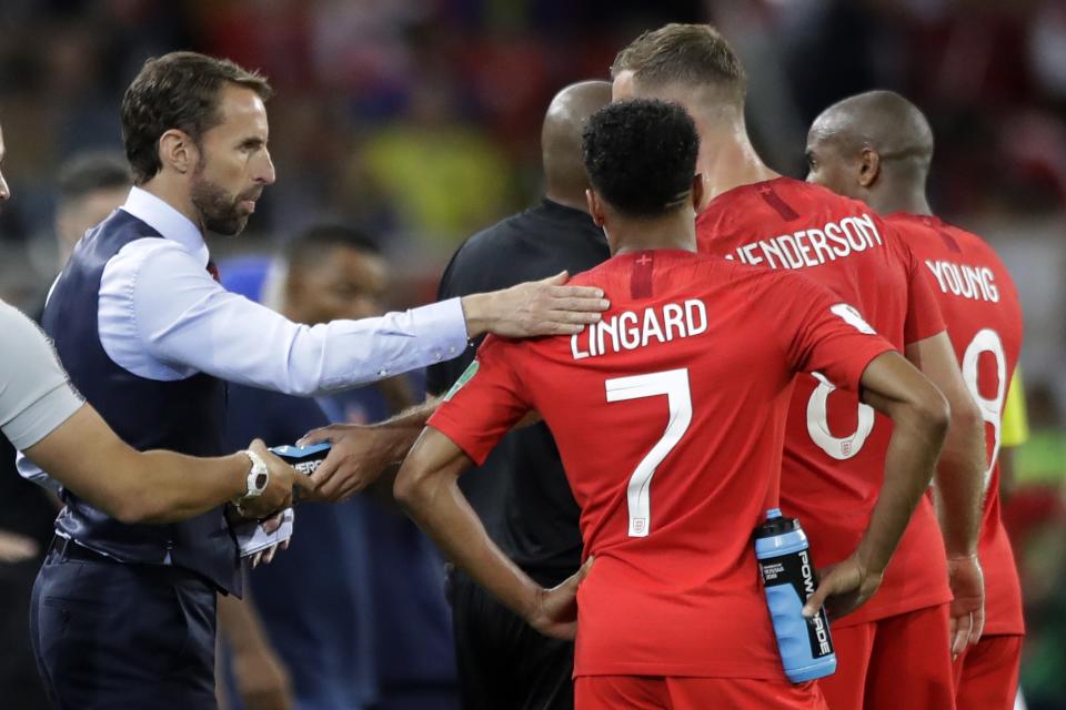 <p>Gareth Southgate gives advice to his players </p>