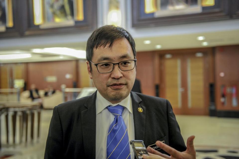 Sarawak Pakatan Harapan chairman Chong Chieng Jen speaks to reporters at Parliament in Kuala Lumpur April 8, 2019. — Picture by Firdaus Latif