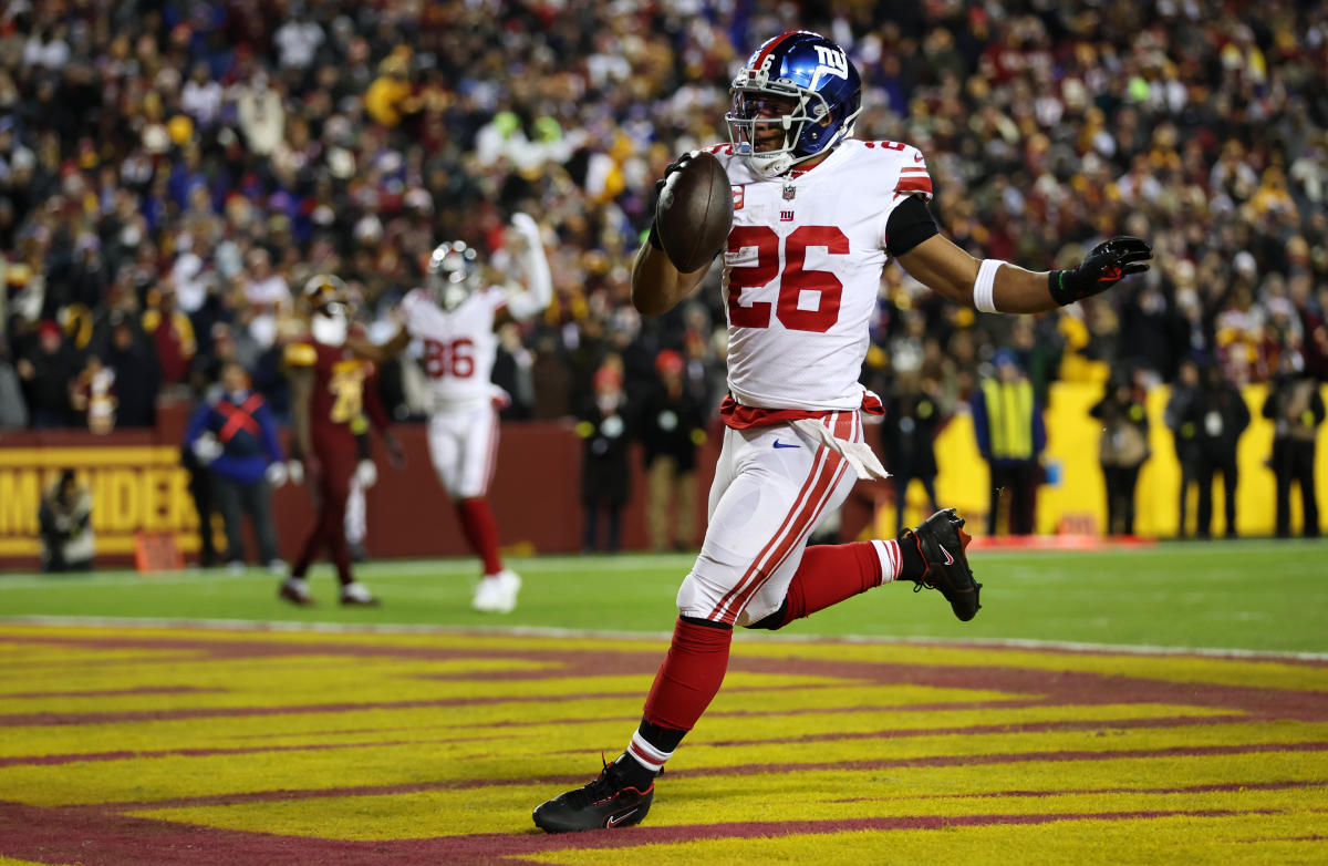 Saquon Barkley Shares Pic in Giants Retro-Inspired Uniform [LOOK]