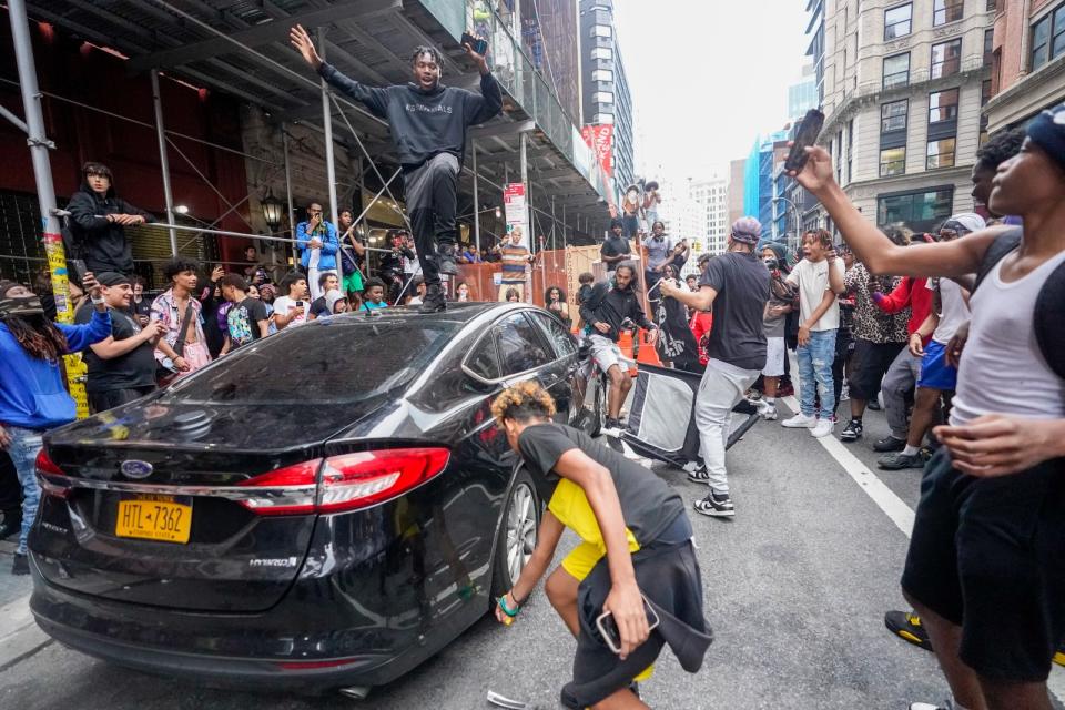2023年8月4日，網紅希納在紐約聯合廣場公園送PS5引發的暴動。美聯社