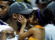 Imagen de archivo del exjugador de Los Ángeles Lakers Kobe Bryant besando a su hija Gianna tras ganar las finales de la NBA ante Orlando Magic.