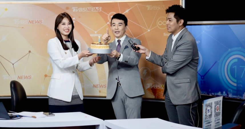 TVBS知識型新聞直播節目「1900重點直播」滿週年，主播謝向榮（中）、主持人彭志宇（右）送蛋糕祝賀。（圖／TVBS）