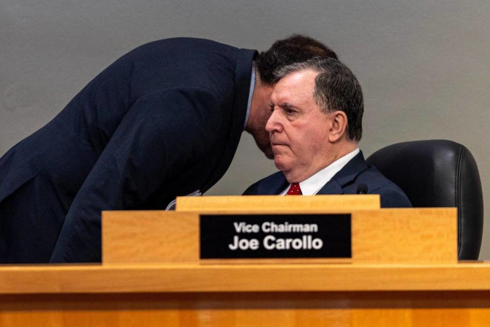 El vicepresidente Joe Carollo escucha a un miembro del personal durante una reunión de la comisión en el Ayuntamiento de Miami, el jueves 11 de abril de 2024.