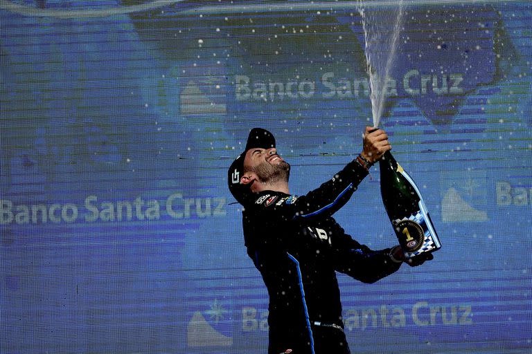 La celebración de Julián Santero en el podio del autódromo de El Calafate; con la victoria, el mendocino escaló al segundo puesto del campeonato, a 14,5 puntos del líder Mariano Werner