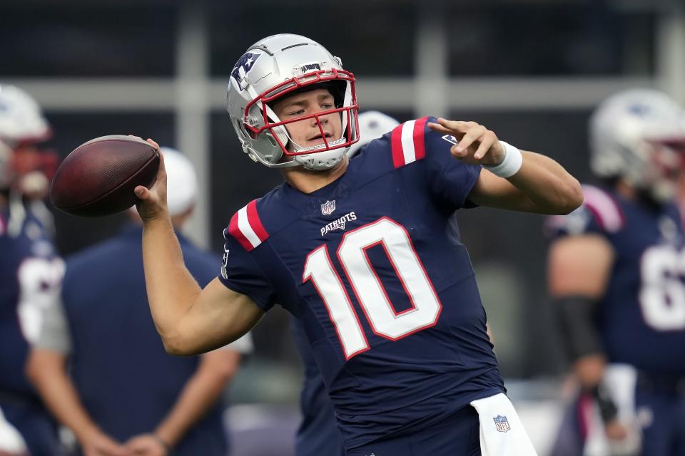 New England Patriots quarterback Drake Maye warms up before a preseason game against the Eagles. (AP Photo/Charles Krupa)