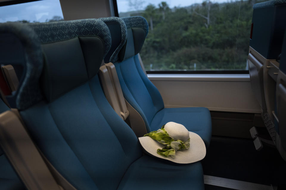 Un sombrero yace sobre un asiento del Tren Maya el miércoles 6 de marzo de 2024, en ruta a Valladolid, México. Cuando la obra sea completada, este ferrocarril de alta velocidad recorrerá un circuito en la península de Yucatán. (AP Foto/Rodrigo Abd)