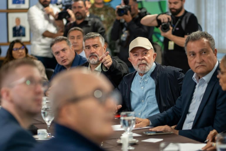 Brazilian President Luiz Inacio Lula da Silva (in hat) promised 'there will be no lack of human or material resources' to deal with the emergency (Mauricio TONETTO)
