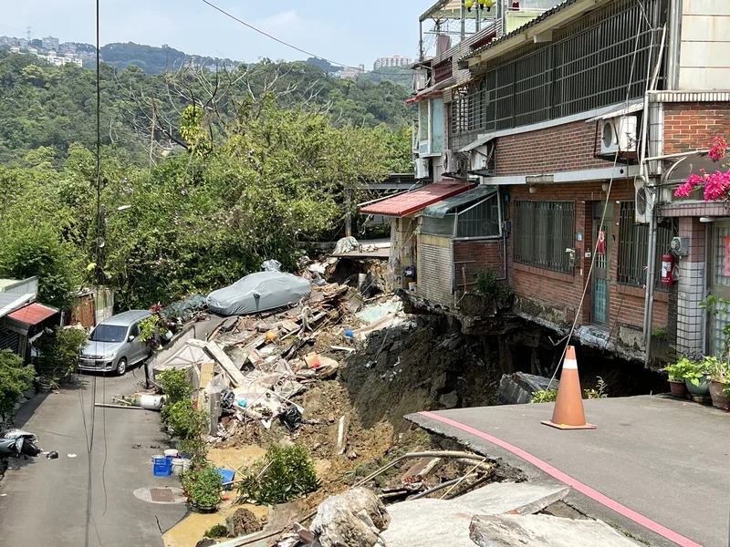 受地震影響，新北市新店區安泰路60巷內某社區8棟建築物3日地基下陷及道路坍塌，新北市政府消防局 表示，8戶共13人全數撤離。 中央社記者楊侃儒攝  113年4月3日