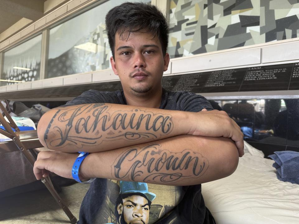 Richy Palalay, nacido y criado en Lahaina, Hawai, muestra su tatuaje con la frase "Lahaina Grown" en un albergue temporal en Wailuku, Hawai, el sábado 12 de agosto de 2023. (AP Foto/Audrey McAvoy)