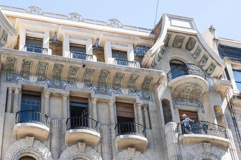 La fachada de la Confitería del Molino recuperó todo su esplendor. Es un orgullo de los vecinos que habitan la zona del Congreso