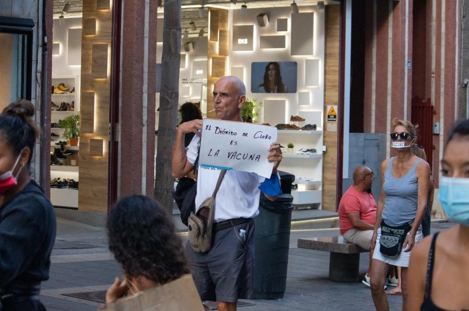 <span class="caption">Un hombre sin mascarilla se manifiesta a favor del dióxido de cloro en Santa Cruz de Tenerife el 26 de septiembre de 2020.</span> <span class="attribution"><a class="link " href="https://www.shutterstock.com/es/image-photo/santa-cruz-de-tenerife-spain-26th-1822287170" rel="nofollow noopener" target="_blank" data-ylk="slk:Shutterstock / matteoguedia;elm:context_link;itc:0;sec:content-canvas">Shutterstock / matteoguedia</a></span>