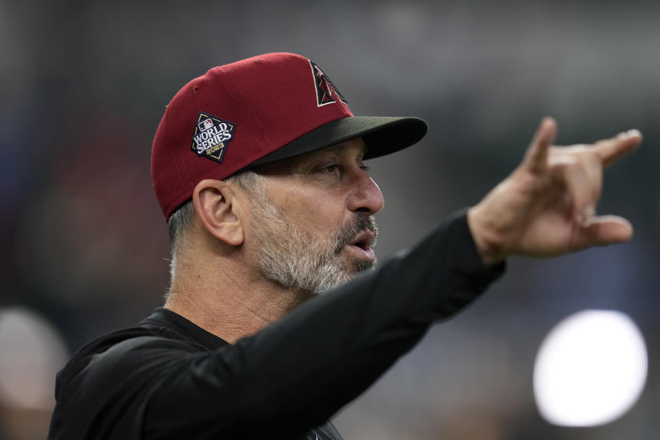 Arizona Diamondbacks manager Torey Lovullo instructs payers during batting practice before Game 1 of the baseball World Series against the Texas Rangers Friday, Oct. 27, 2023, in Arlington, Texas. (AP Photo/Godofredo A. Vásquez)