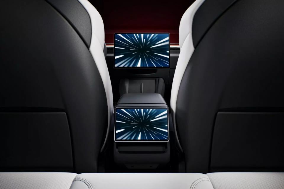 車輛前方配置14吋的螢幕，後方則是8吋螢幕，讓前後座都享有做新的科技。