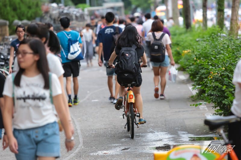 YouBike專題，圖為羅斯福新生南路口租賃站，民眾騎乘YouBike於羅斯福路人行道情形。（顏麟宇攝）