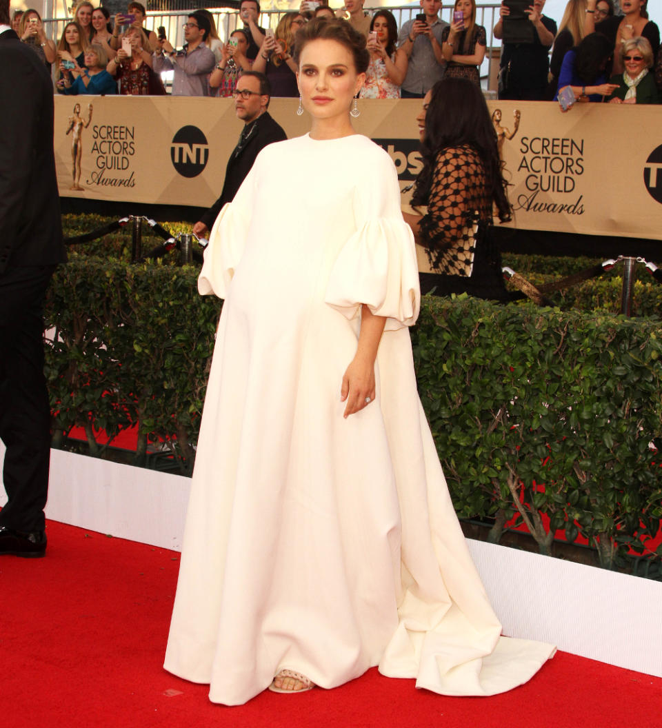 <p>Natalie Portman erschien zu den SAG Awards in einem weiteren Versuch, ihre Babykugel stilvoll zu verpacken, sah in ihrem puristischen Dress von Dior aber leider aus, als hätten sie sich einen Eierwärmer übergestülpt. (Bild: WENN) </p>