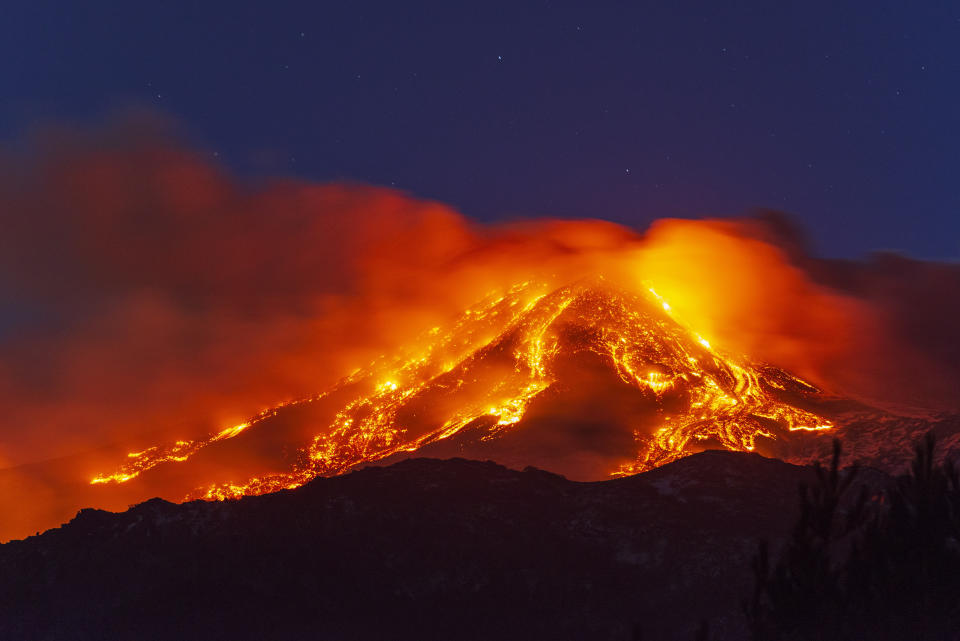 Ríos de lava descienden del monte Etna, el volcán más activo de Europa, cerca de Catania, Italia, el martes 16 de febrero de 2021. (AP Foto/Salvatore Allegra)