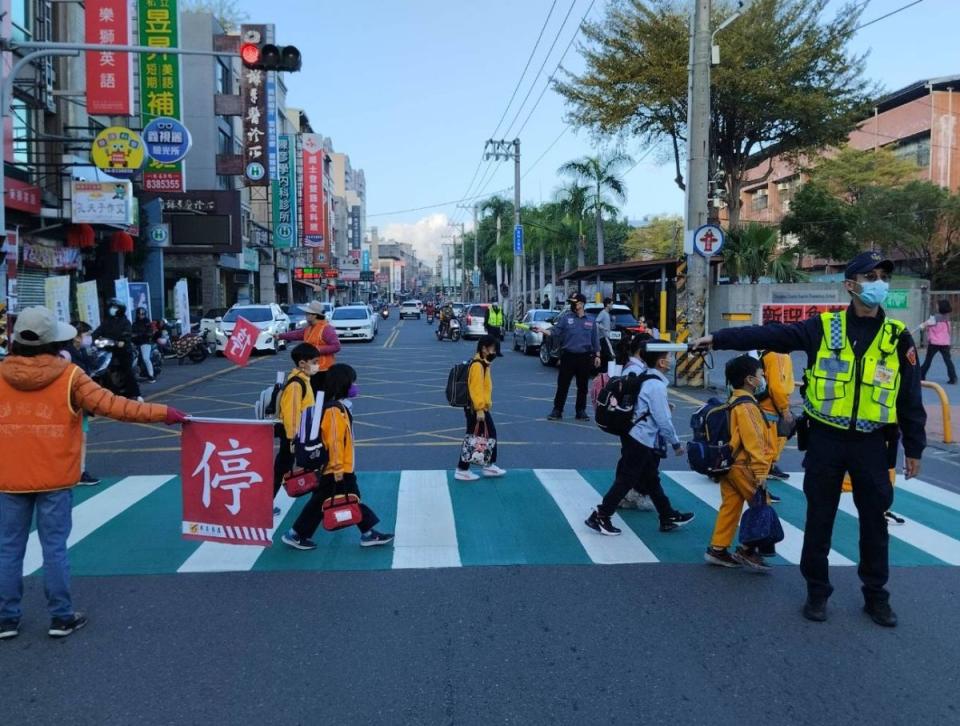 開學日！彰化縣8個警分局，全面展開護童總動員。（圖：李河錫攝）