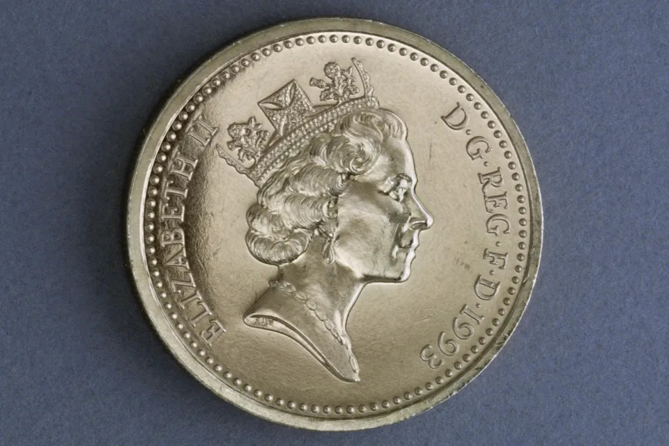 UNITED KINGDOM - AUGUST 02: 1 pound coin, 1993, obverse, queen Elizabeth II (1926-). United Kingdom, 20th century. (Photo by DeAgostini/Getty Images)