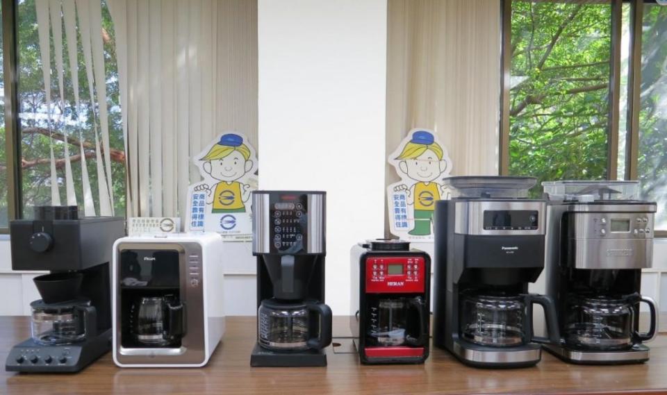 市售全自動咖啡機種類繁多，標準檢驗局基隆分局特別提醒民眾要慎選及使用全自動咖啡機。(記者郭基生攝)