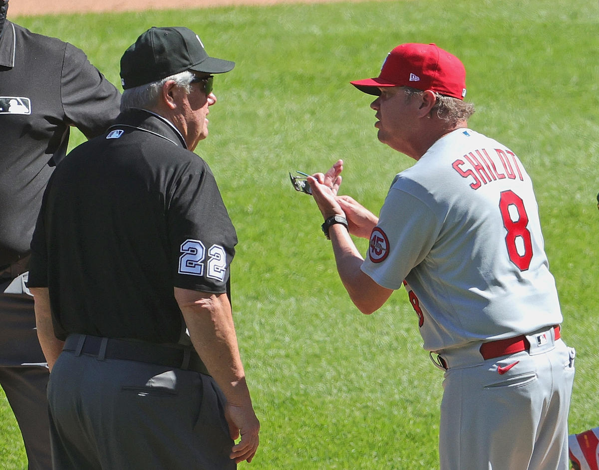 VIDEO: Brett Gardner Attacks Dugout With Bat After Questionable