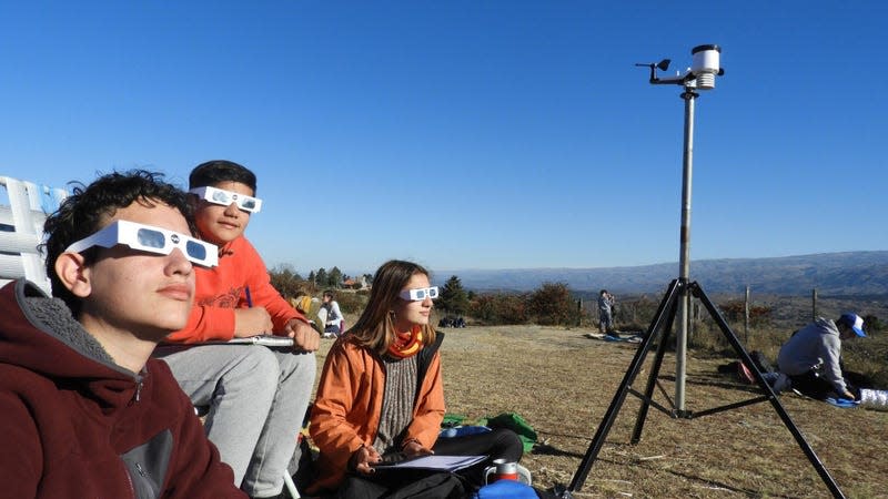 During the eclipse on July 2, 2019, which was seen in South America, Argentine students collected cloud observations and temperature data, which they uploaded using the GLOBE Eclipse tool. - Photo: NASA/Pablo Cecchi