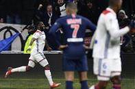 <p>Cette saison, le Paris Saint-Germain a dû attendre la 23e journée pour connaître sa première défaite en Ligue 1. Et c’est l’OL de Moussa Dembelé qui a fait chuter ce PSG, qui avait pourtant ouvert le score par l’intermédiaire d’Angel Di Maria à la 7e minute. Pour rappel, le record d’invincibilité en première division française appartient au FC Nantes, qui n’avait perdu qu’à la 32e journée lors de la saison 1994-1995. </p>