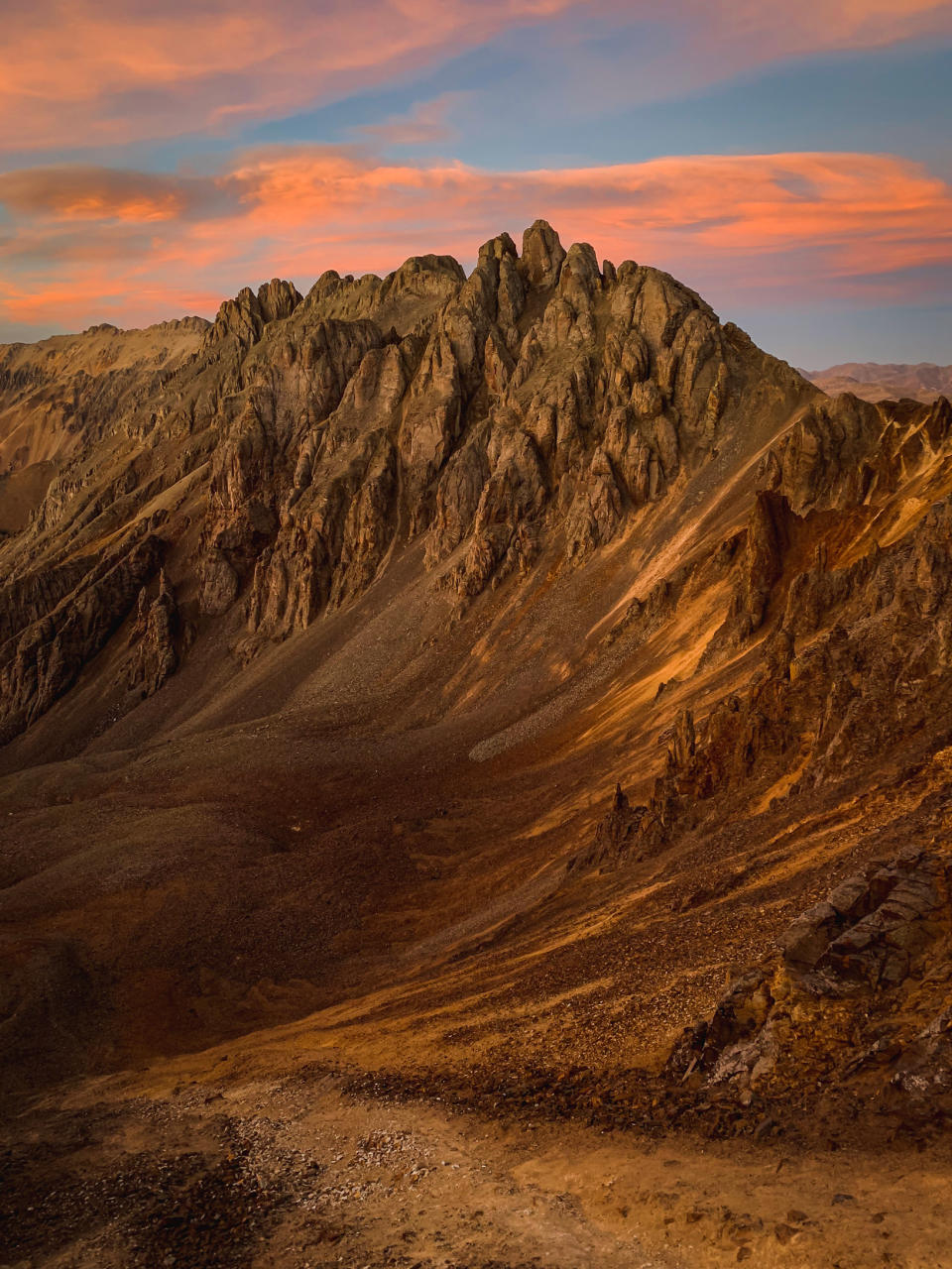 <p>Para el jurado este paisaje evoca un rostro antiguo en el que las montañas serían las arrugas de una persona mayor. Destacan su magnetismo.<br>Foto Apple/<a rel="nofollow noopener" href="https://www.instagram.com/adidarmawan/" target="_blank" data-ylk="slk:LieAdi Darmawan;elm:context_link;itc:0;sec:content-canvas" class="link ">LieAdi Darmawan</a> </p>