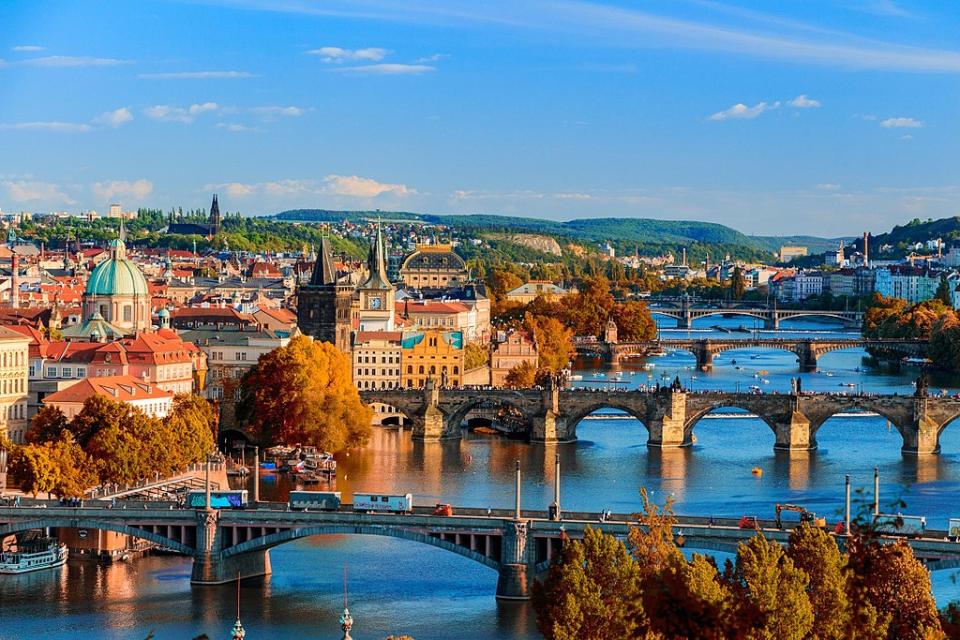 布拉格 (Photo by MurderousPass, License: CC0, Wikimedia Commons提供, 圖片來源pixabay.com/photos/bridges-prague-czechia-water-city-3337124)