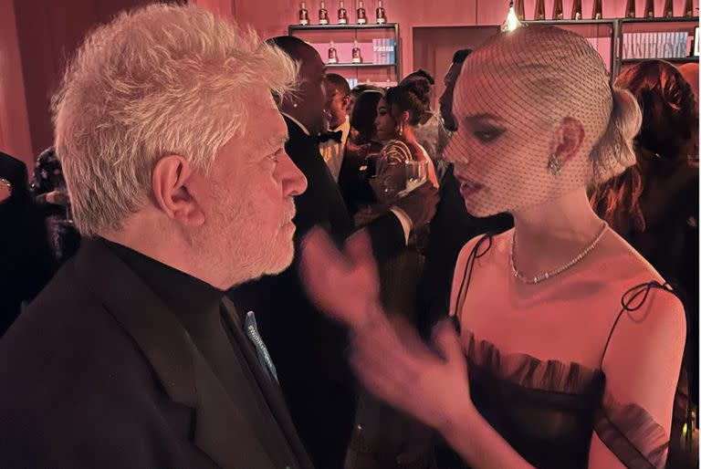 Pedro Almodovar junto a  Anya Taylor-Joy.