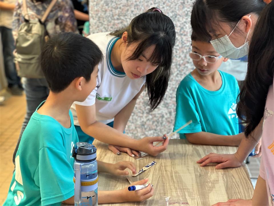 石碇高中學生協助和平國小孩子製作竹蜻蜓