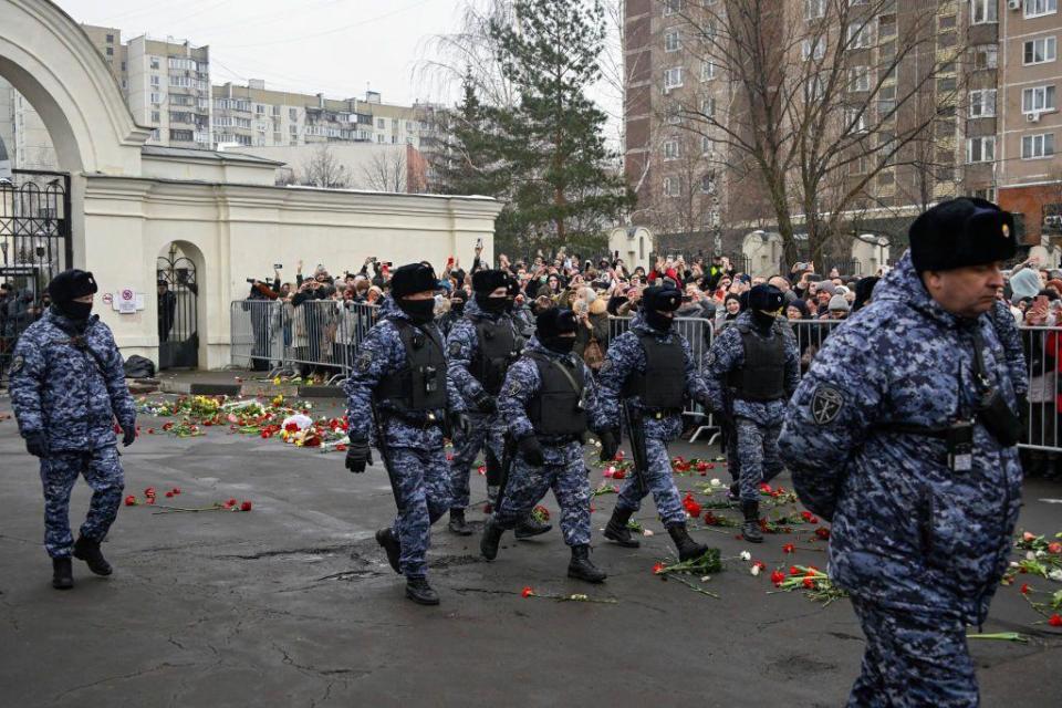 Policías salen de la iglesia donde fue el funeral de Navalny