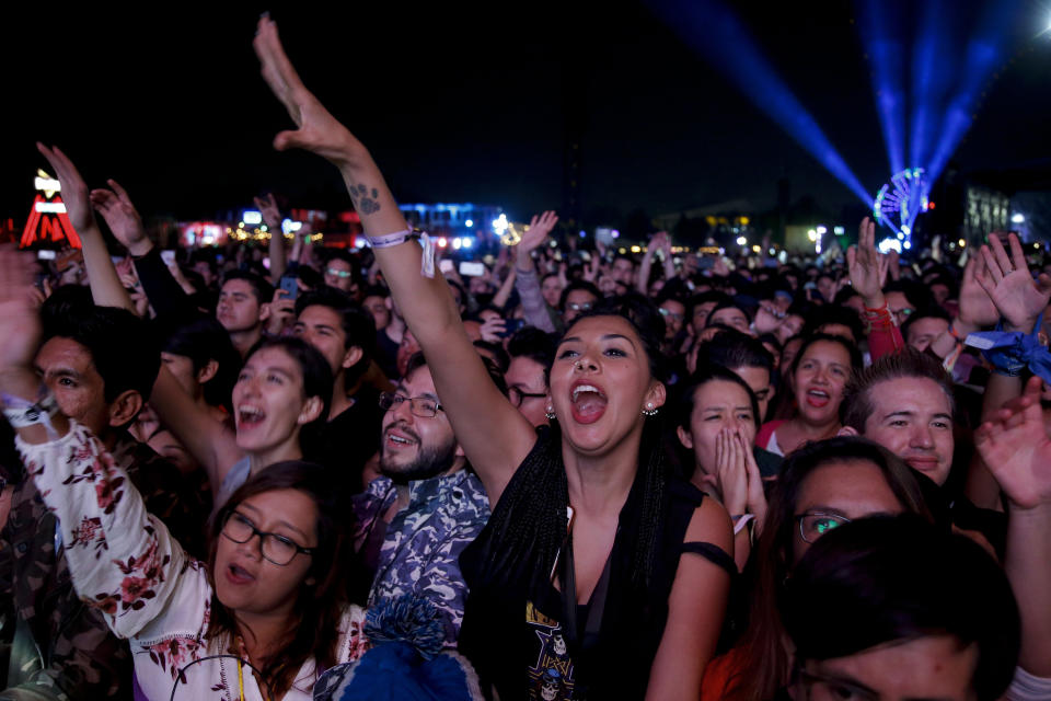 Los admiradores duante el concierto de The Kooks en el festival Corona Capital en la Ciudad de México el sábado 17 de noviembre de 2018. (Foto AP/Eduardo Verdugo)