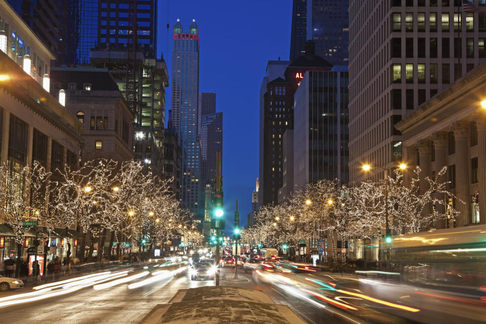 USA, Illinois, Chicago, Michigan Avenue illuminated at night (Henryk Sadura / Getty Images/Tetra images RF)