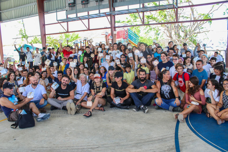 Los estudiantes muestran los filtros de agua que les ayudarán a combatir la contaminación.