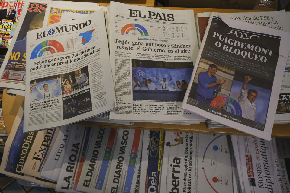 Periódicos españoles en un kiosoko en Pamplona un día después de las elecciones generales en España, el lunes 24 de julio de 2023. (Foto AP/Álvaro Barrientos)