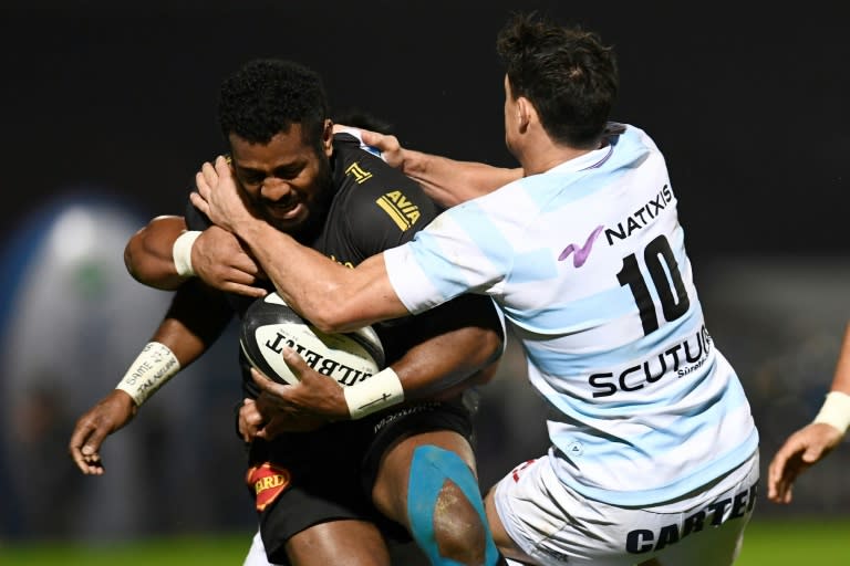 La Rochelle's Kini Murimurivalu (L) is tackled by Racing 92's New Zealand flyhalf Dan Carter during their Top 14 rugby match in Colombes on March 11, 2017