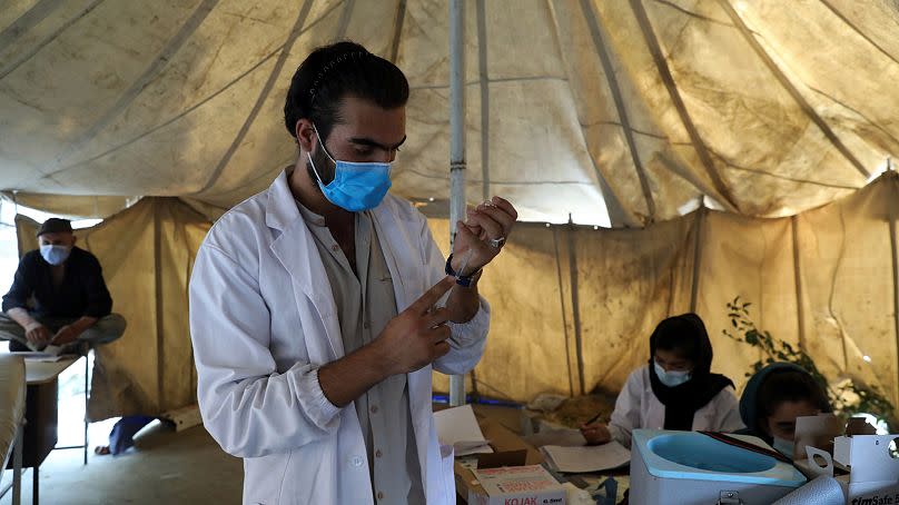 Un médico con la vacuna COVID-19 de Johnson & Johnson, donada a través del programa COVAX respaldado por la ONU, en un centro de vacunación en Kabul, Afganistán, 2021.