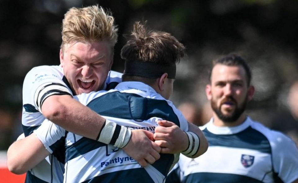 Havant players celebrating - MGD@Windandsurf_Images