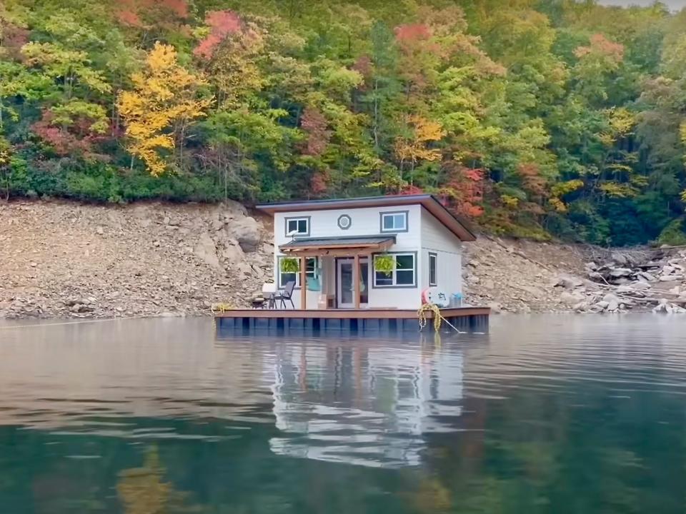 Das Paar baute ein schwimmendes Haus auf einem See in North Carolina. - Copyright: Brandon Jones and Sarah Spiro/keepingafloatwiththejoneses