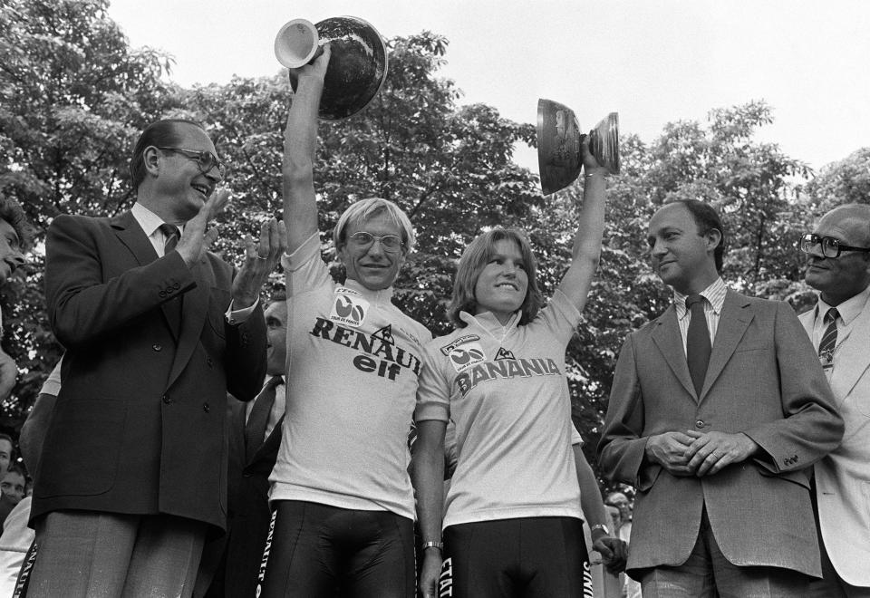 Los ganadores del Tour de Francia de 1984, el francés Laurent Fignon y Marianne Martin de los Estados Unidos, sonríen en el podio el 22 de julio de 1984 en París, rodeados por el alcalde de París, Jacques Chirac (izquierda), y el primer ministro, Laurent Fabius. (Foto: AFP/Getty Images)