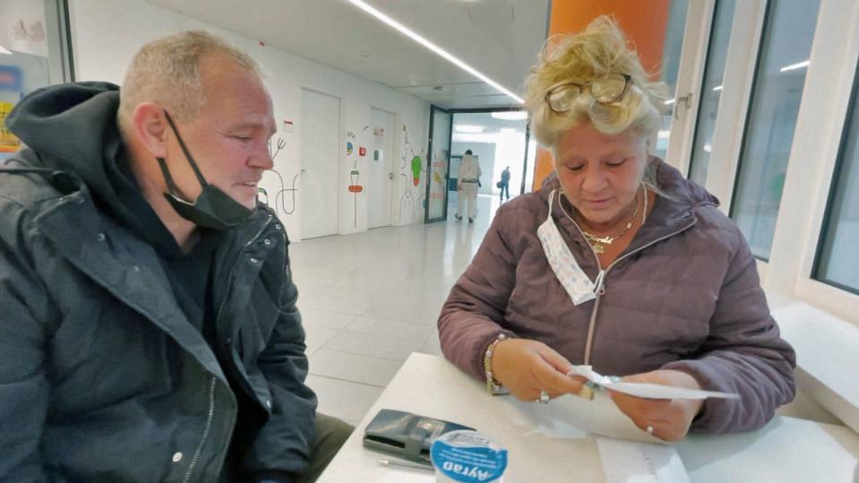 "Wie sollen sie jetzt heißen: Flip und Flop?" (Harald). Doch der Umschlag enthüllt: Casey und Emory Wollny.  (Bild: RTLZWEI)