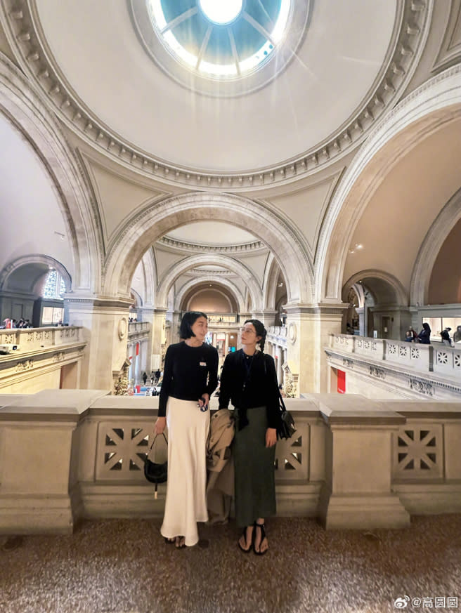 高圓圓與認識20年的好友孫嘉一在紐約逛博物館。（圖／微博）