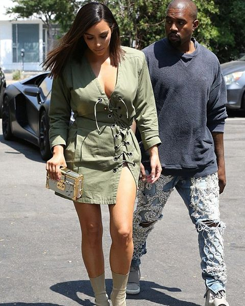 Para la ocasión, Kanye lució jeans con pedreria, sus zapatillas Yeezy y un suéter azul que lucía algo estirado. 