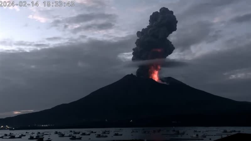 日本櫻島火山14日下午噴發，噴煙高達5000公尺。（圖／翻攝自財宝公式チャンネル　YT)）