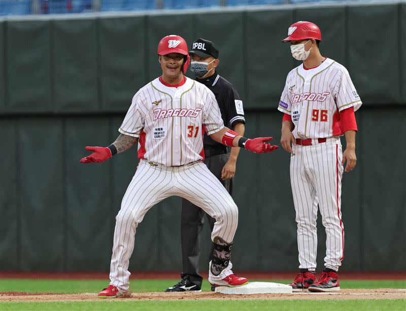 林智勝上壘後慶祝手勢。（圖／味全龍球團提供）