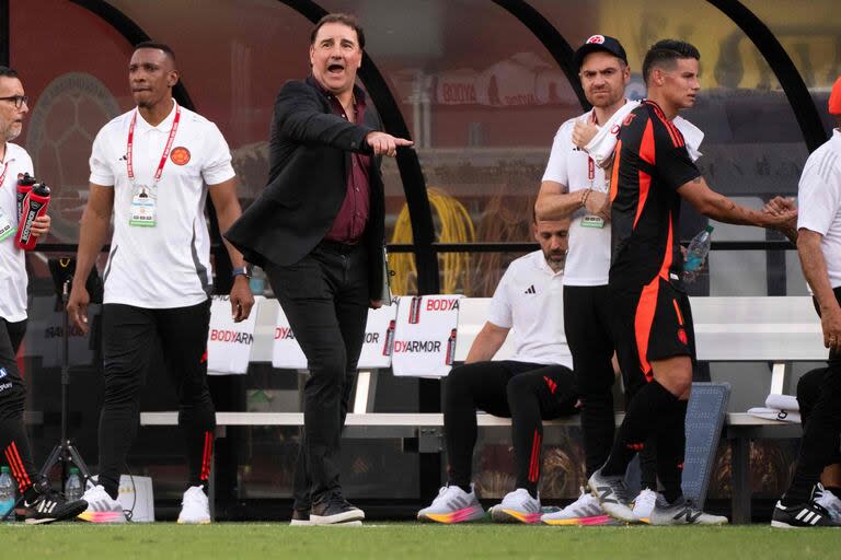 Colombia's coach Nestor Lorenzo (C) shouts instructions to his players from the touchline during the international friendly football match between the USA and Colombia at Commanders Field in Greater Landover, Maryland, on June 8, 2024. (Photo by ROBERTO SCHMIDT / AFP)